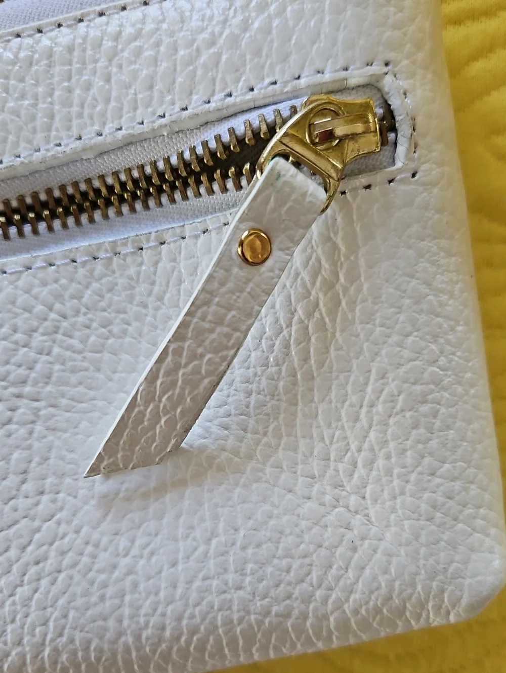 CLASSICO Off White Pebbled Vegan Wristlet NWOT